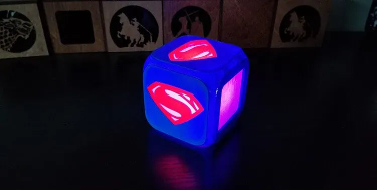 Iconique Réveil Superman LED – Horloge Cube Lumineuse Geek