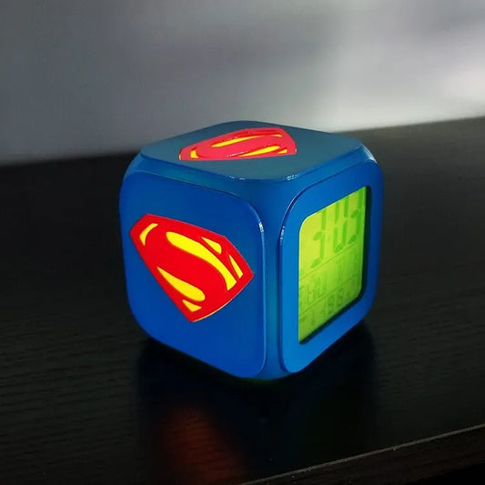 Iconique Réveil Superman LED – Horloge Cube Lumineuse Geek