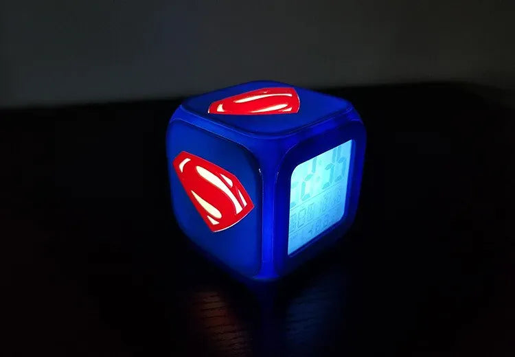 Iconique Réveil Superman LED – Horloge Cube Lumineuse Geek