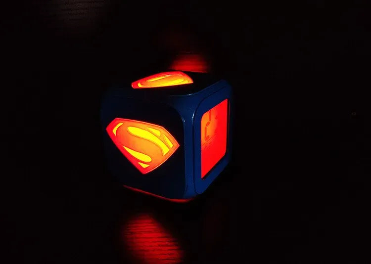 Iconique Réveil Superman LED – Horloge Cube Lumineuse Geek